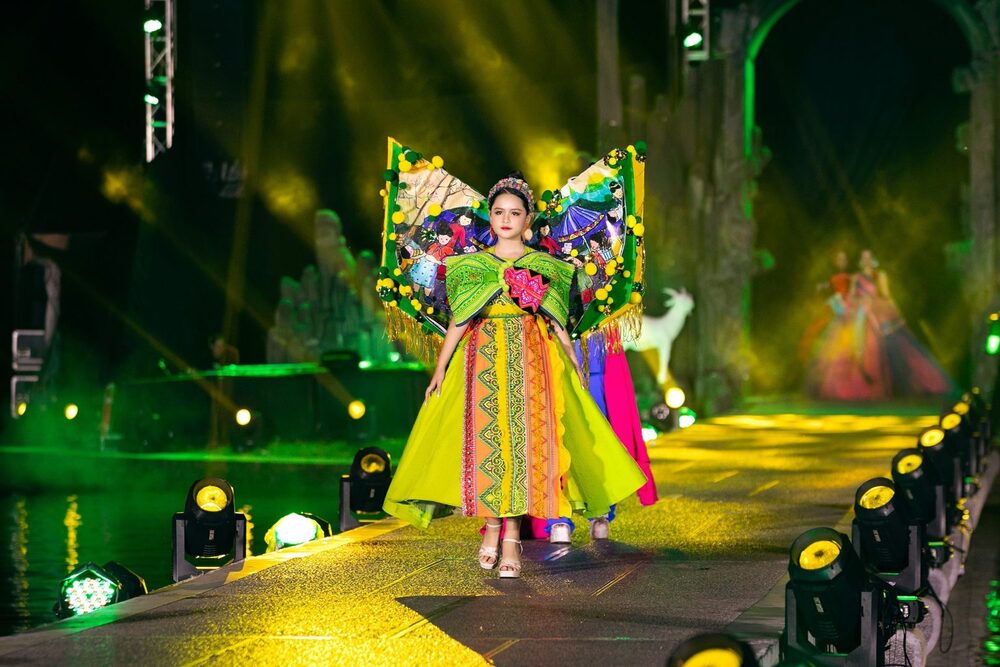 Miss Baby Việt Nam 2021 Gia Hân diễn vedette cùng Hoa hậu Đỗ Thị Hà - 1