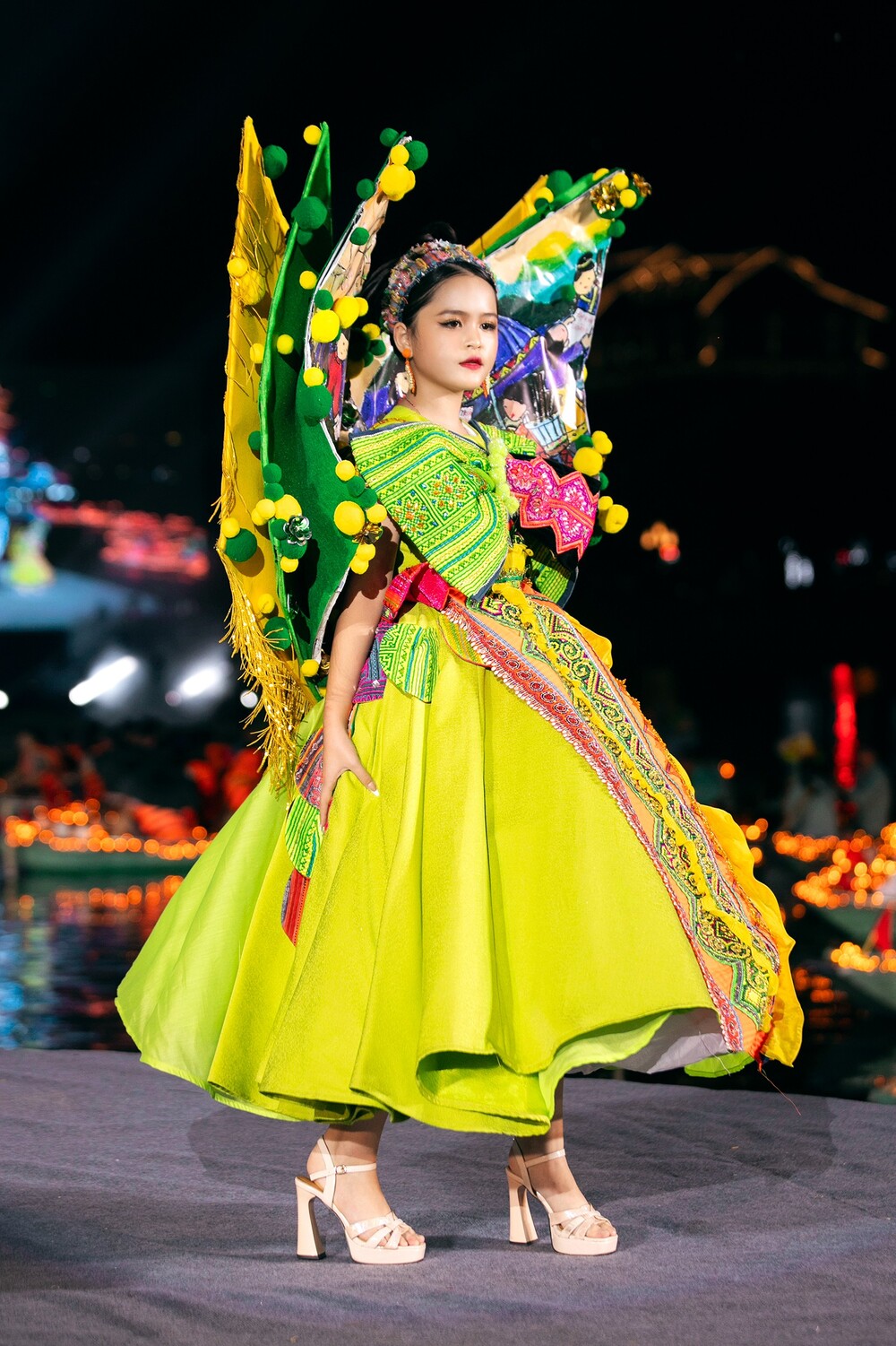 Miss Baby Việt Nam 2021 Gia Hân diễn vedette cùng Hoa hậu Đỗ Thị Hà - 2