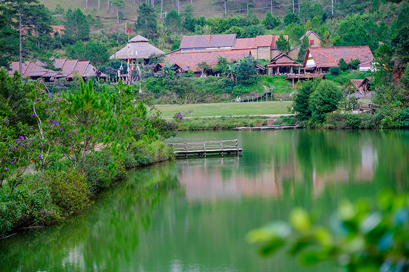 Ngôi làng cổ giữa rừng, có hồ nước hình trái tim hút hồn du khách - 4
