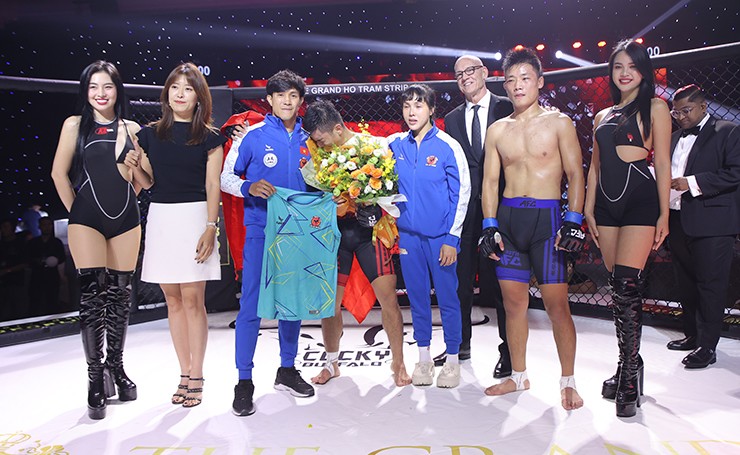 Học trò “Độc cô cầu bại” Duy Nhất đấm sưng mặt võ sĩ MMA Trung Quốc tại AFC 28 - 3