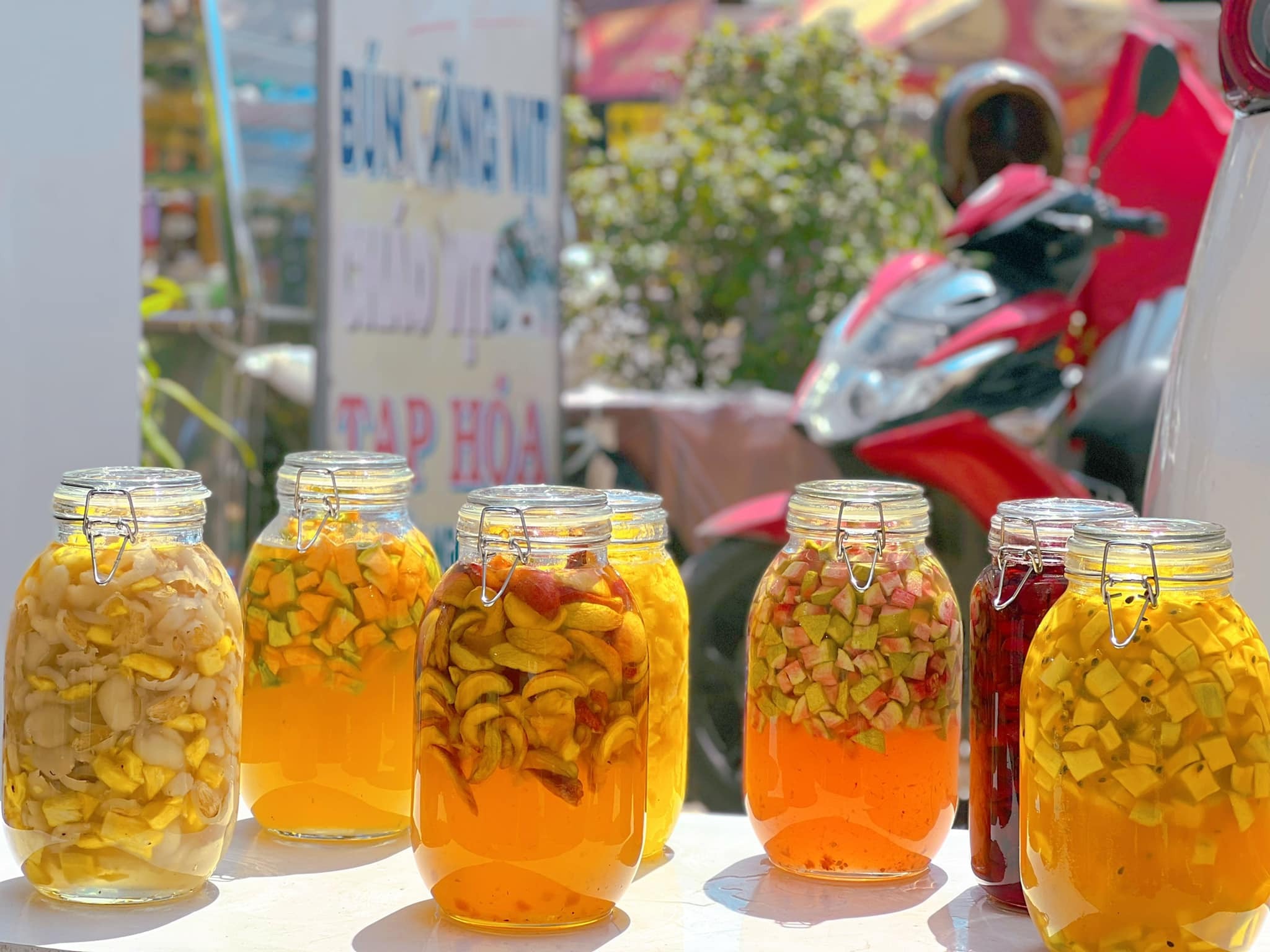 Quán trà vỉa hè 'triệu view' trên TikTok, bán hết hàng tạ trái cây mỗi ngày - 3