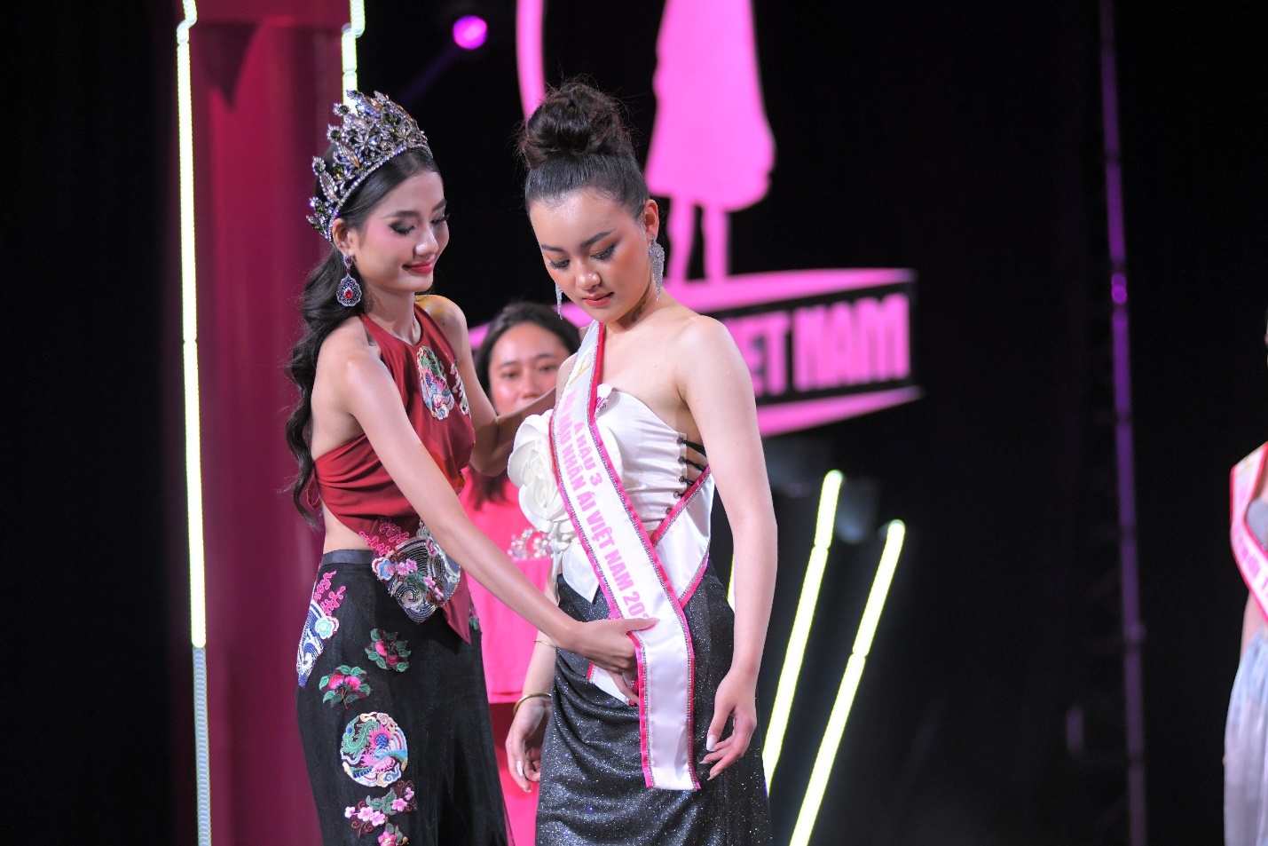 Hoa hậu Nguyễn Thanh Hà nói về tranh cãi khi chấm thi nhan sắc ở tuổi 19 - 1