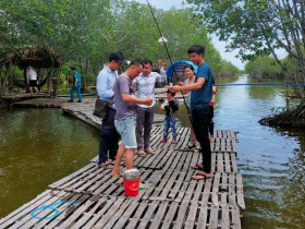  - Về Bạc Liêu mò cua bắt ốc