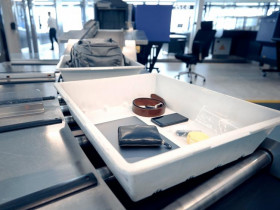 Chia sẻ kiến thức - Vì sao phải lấy máy tính xách tay ra khỏi túi ở quầy an ninh sân bay?