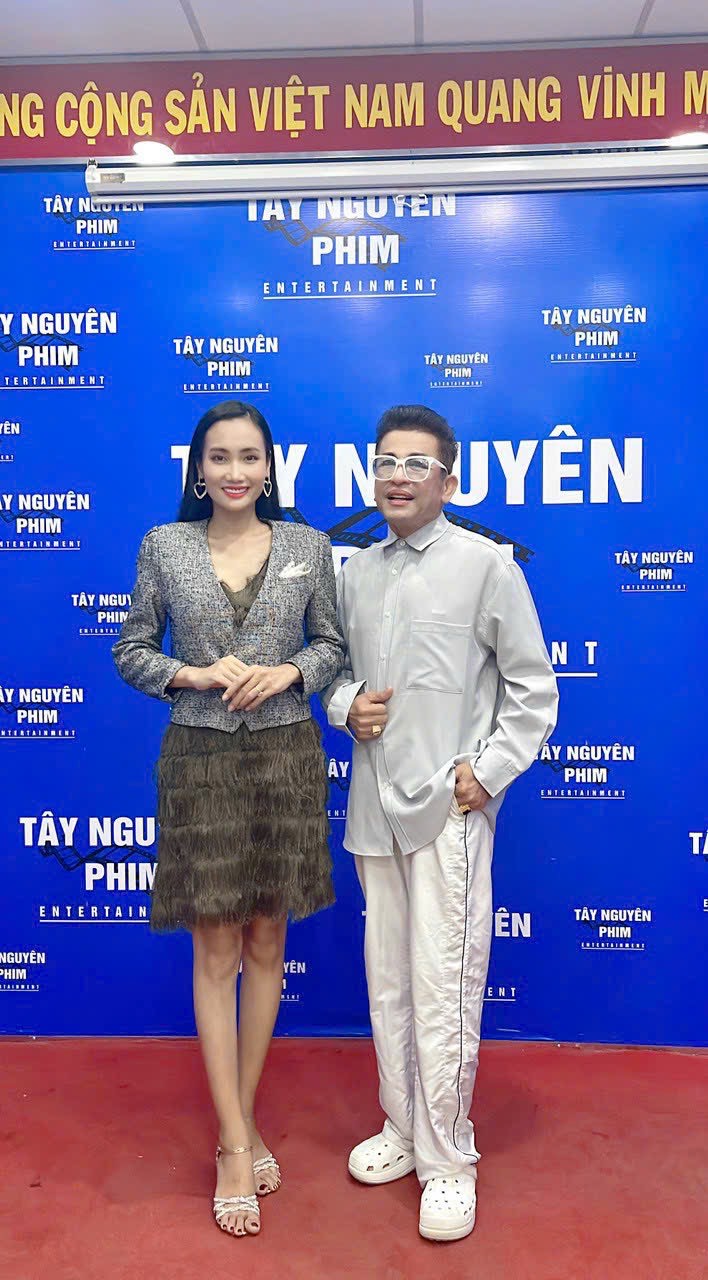 Huỳnh Thi được MC Thanh Bạch chúc mừng khi đăng quang hoa hậu - 2