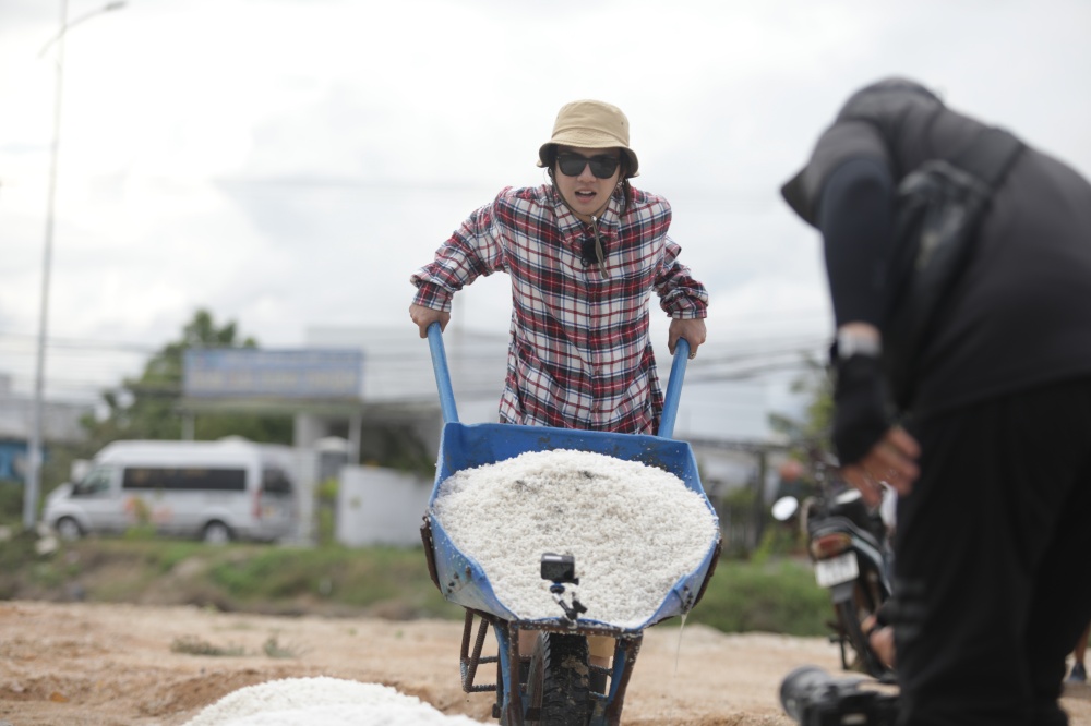 Duy Khánh thích thú khi cùng “MC quốc dân" đi xin việc - 2