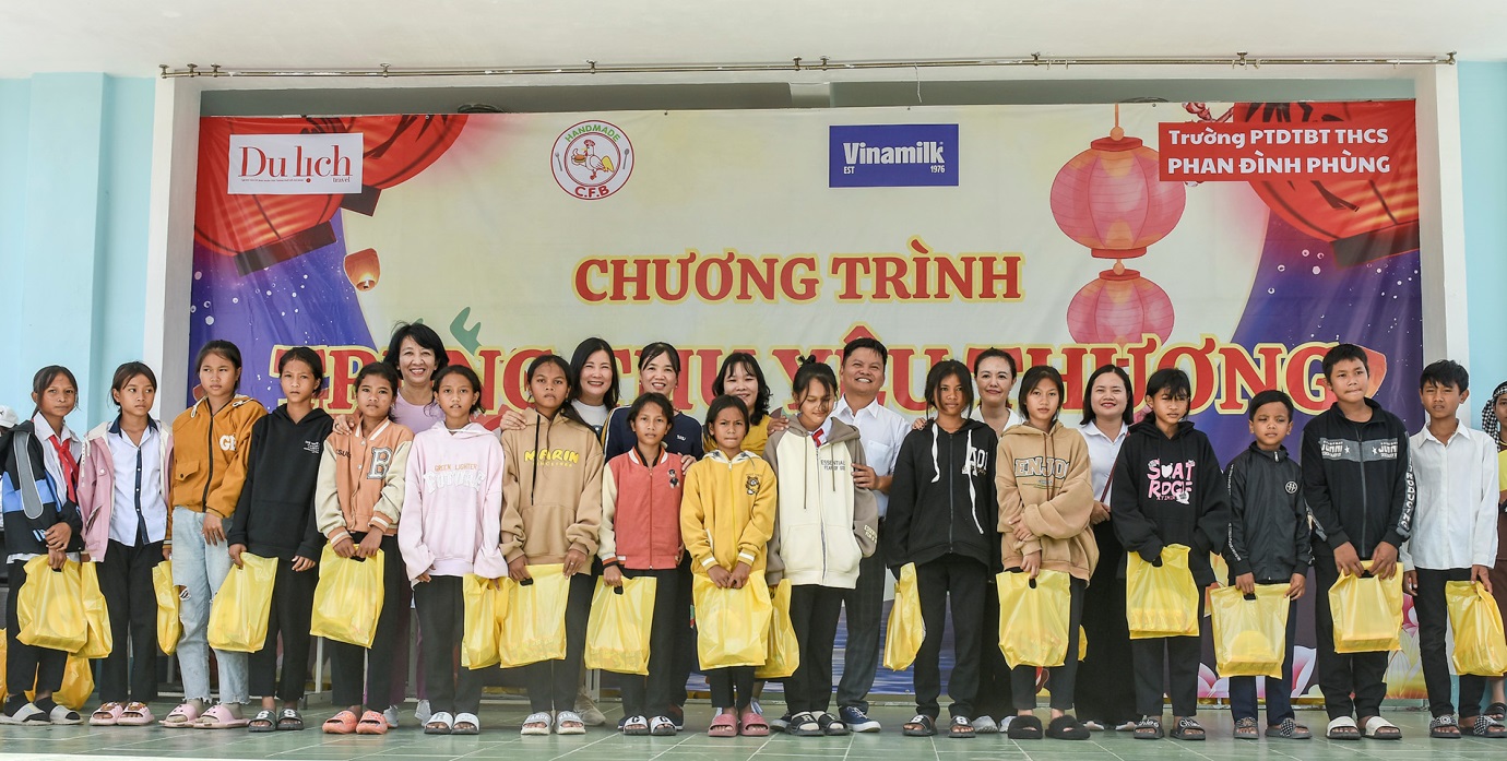 Tạp chí Du lịch TP.HCM trao quà Tết Trung thu cho học sinh nghèo Ninh Thuận - 7