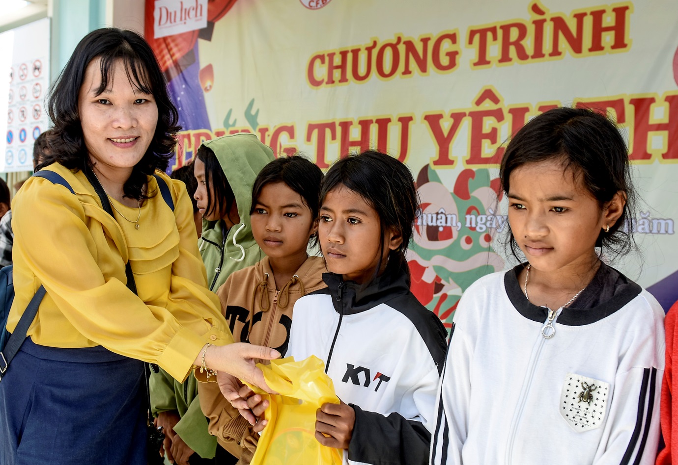 Tạp chí Du lịch TP.HCM trao quà Tết Trung thu cho học sinh nghèo Ninh Thuận - 10
