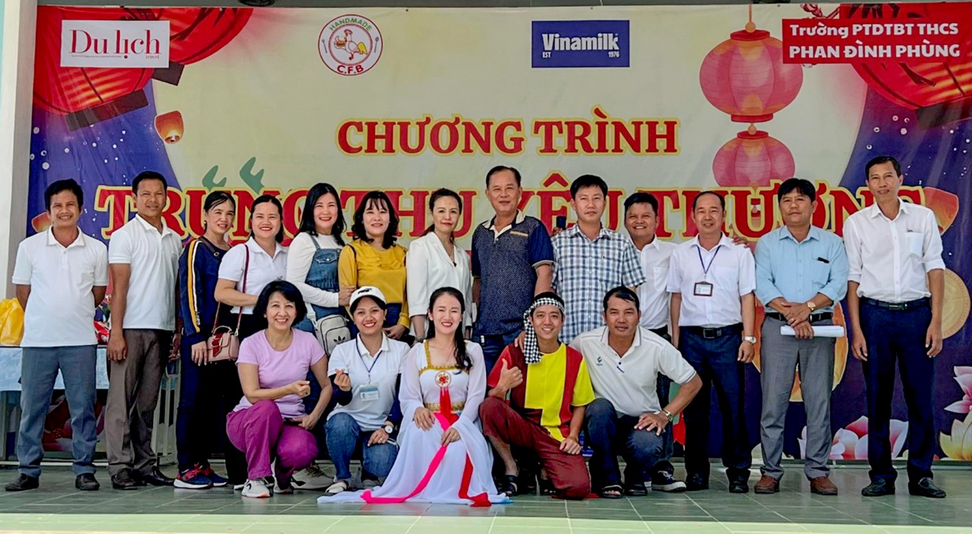 Tạp chí Du lịch TP.HCM trao quà Tết Trung thu cho học sinh nghèo Ninh Thuận - 12