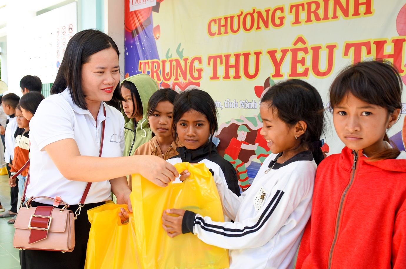 Tạp chí Du lịch TP.HCM trao quà Tết Trung thu cho học sinh nghèo Ninh Thuận - 6