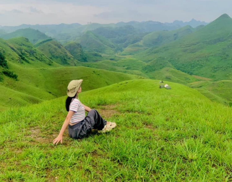 Đến Cao Bằng, check-in đồi cỏ Vinh Quý mùa cỏ xanh - 3
