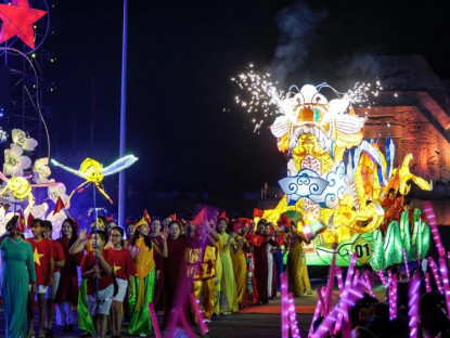 Lễ hội - Du khách rủ nhau ‘cháy phố’ cùng Trung thu Thành Tuyên