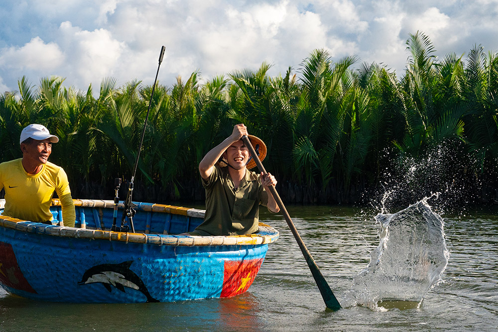 'Trai đẹp' Hàn Quốc thích thú khám phá Hội An - 1