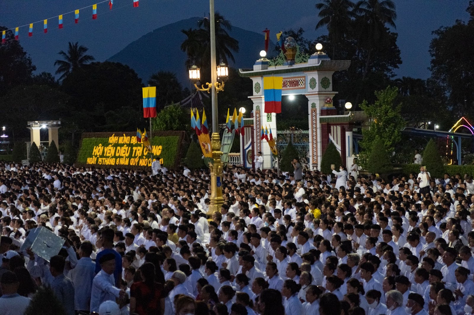 tay ninh khoac ao ruc ro truoc dem hoi yen dieu tri cung - 1