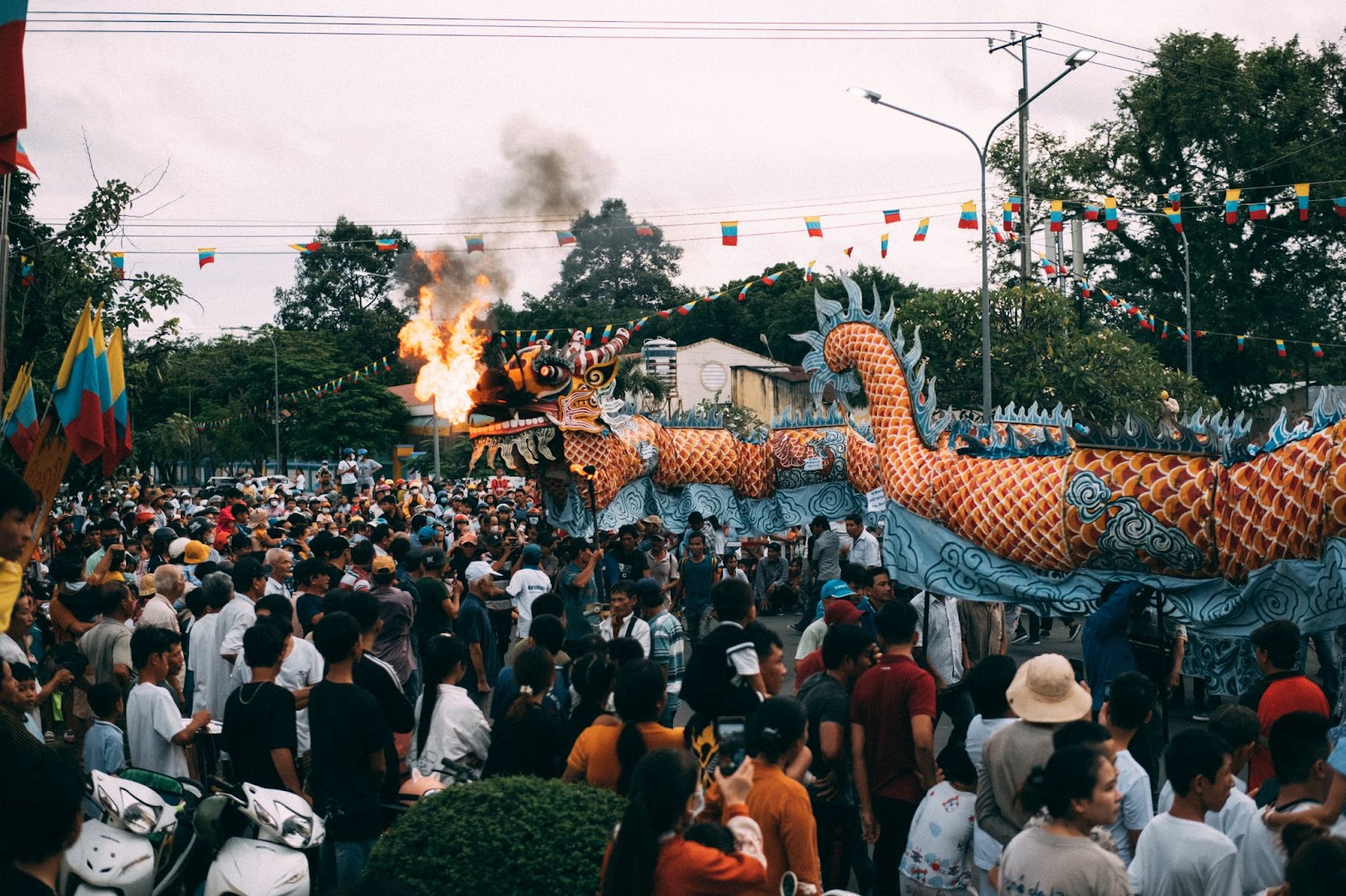 tay ninh khoac ao ruc ro truoc dem hoi yen dieu tri cung - 4