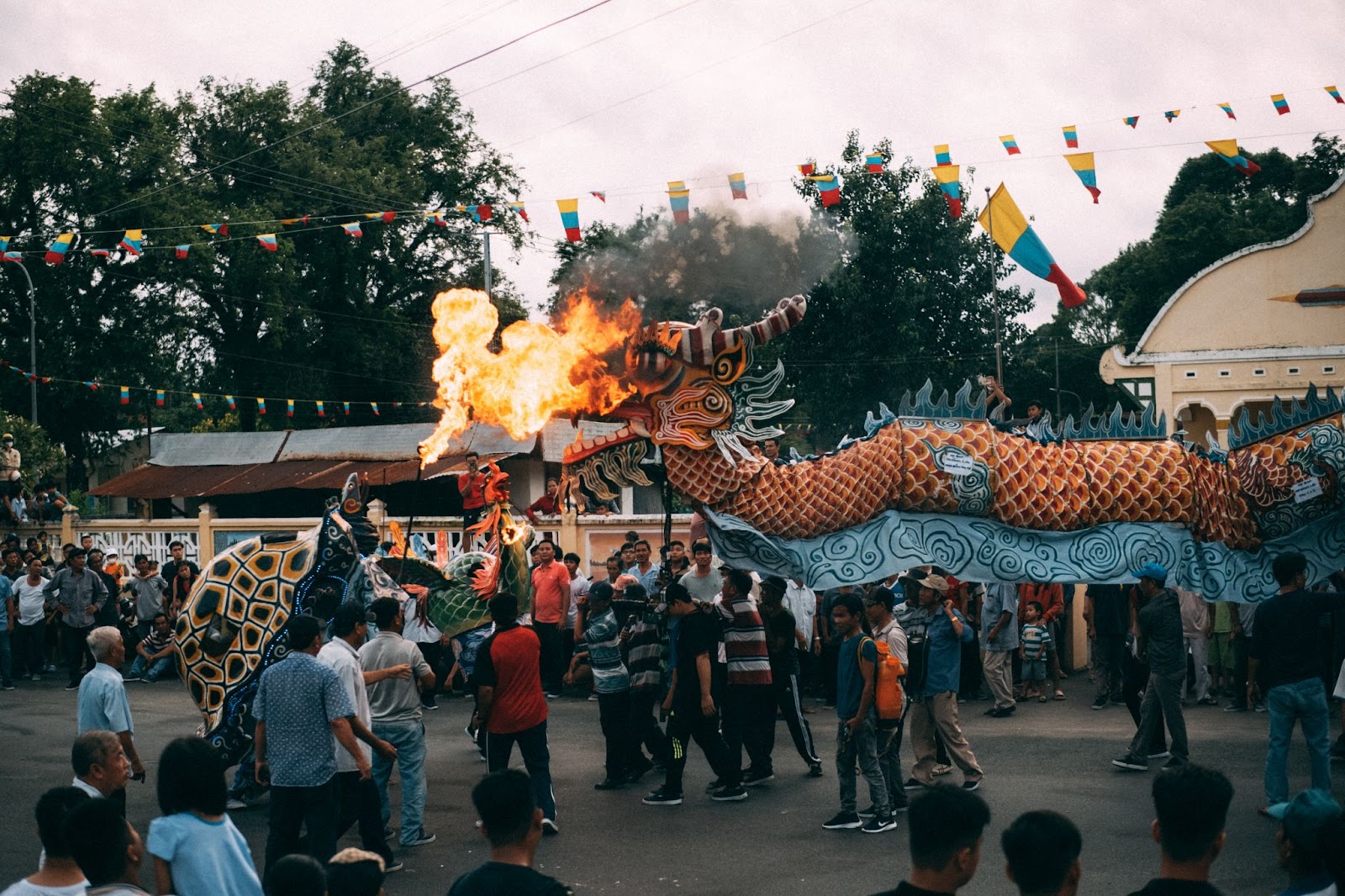 tay ninh khoac ao ruc ro truoc dem hoi yen dieu tri cung - 5