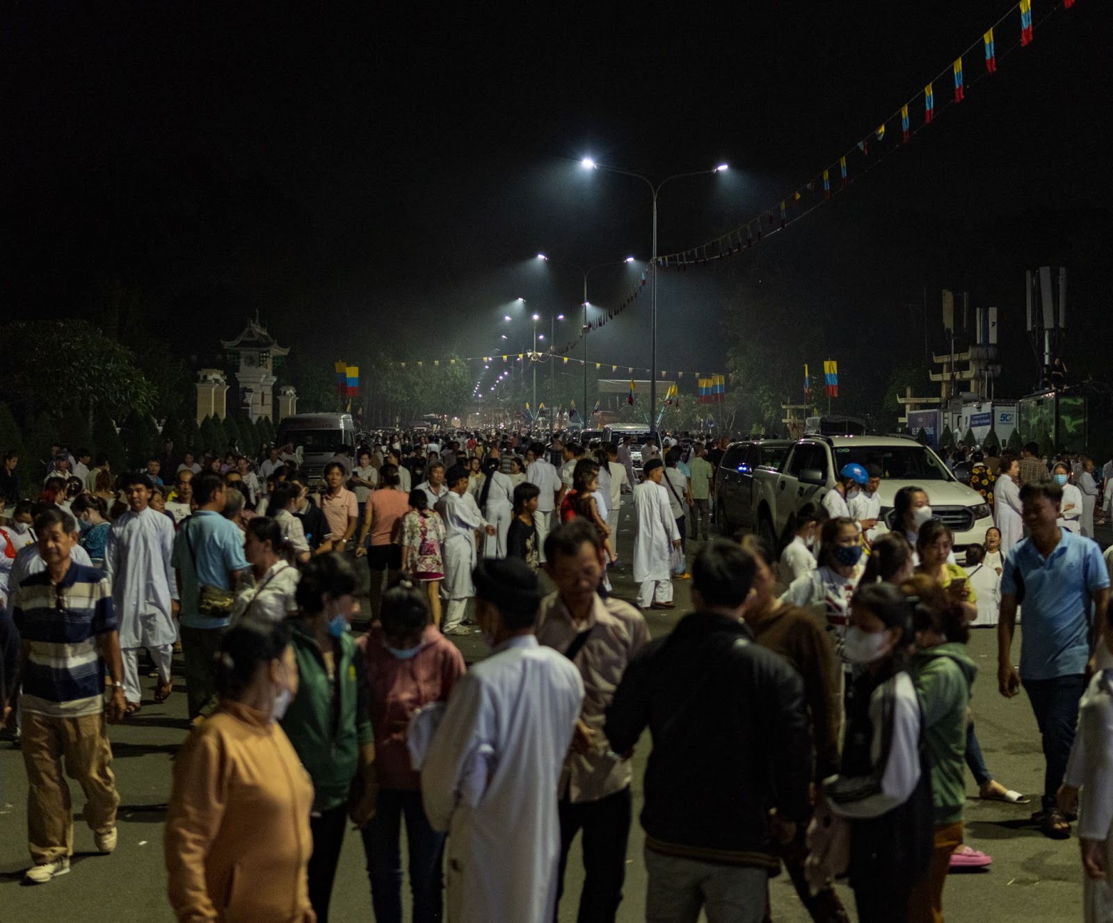 tay ninh khoac ao ruc ro truoc dem hoi yen dieu tri cung - 11