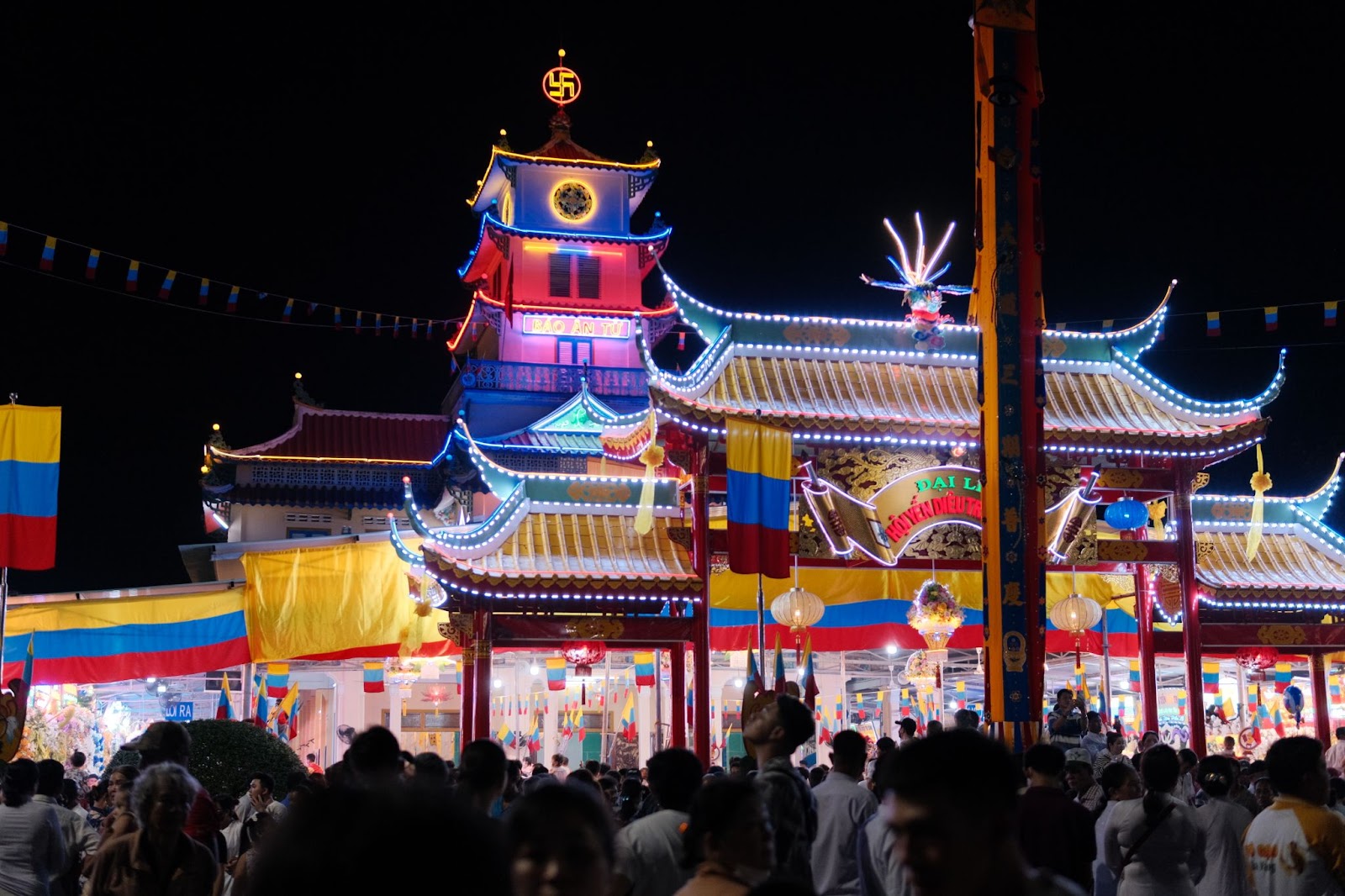 tay ninh khoac ao ruc ro truoc dem hoi yen dieu tri cung - 13