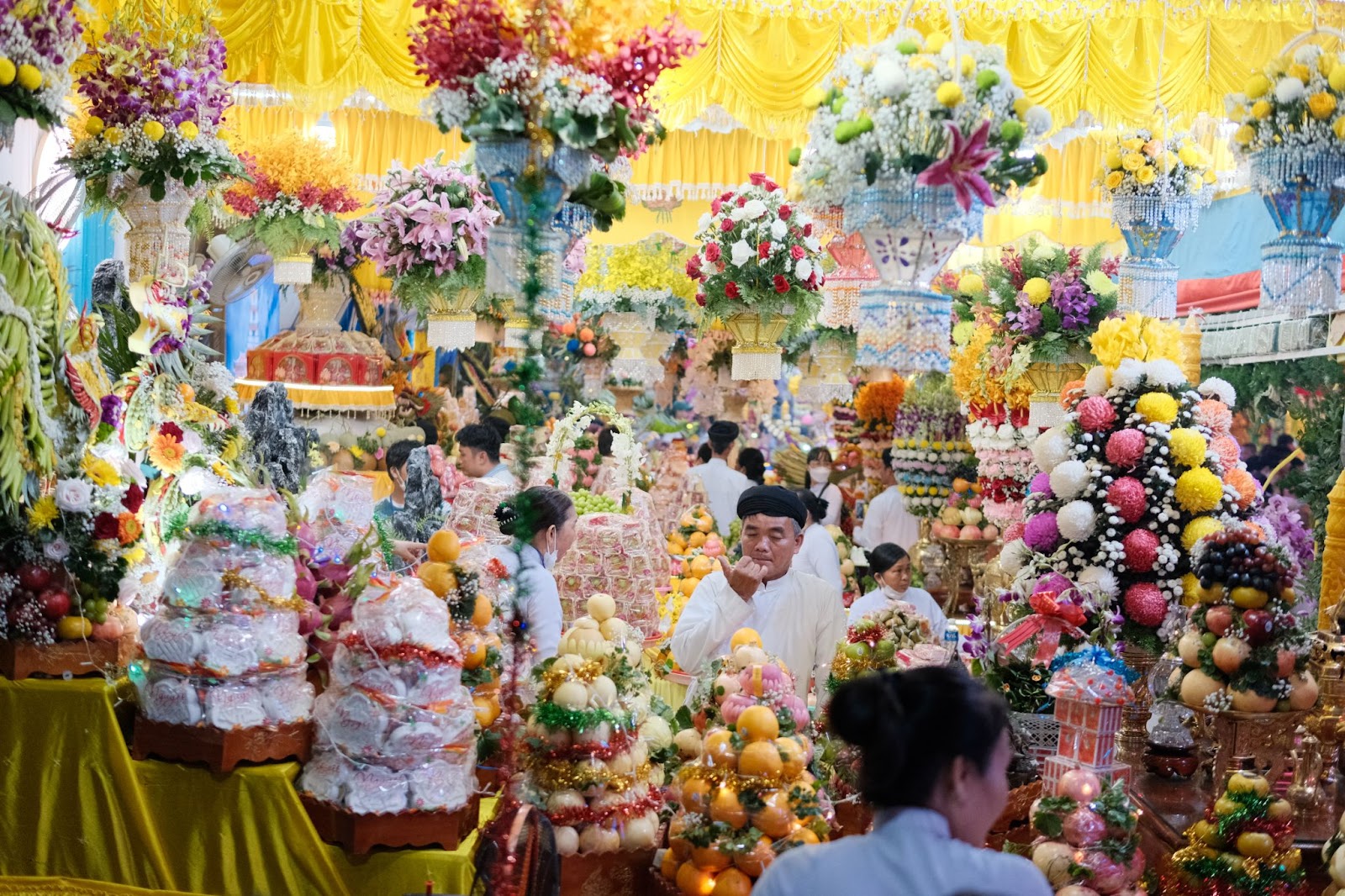 tay ninh khoac ao ruc ro truoc dem hoi yen dieu tri cung - 7
