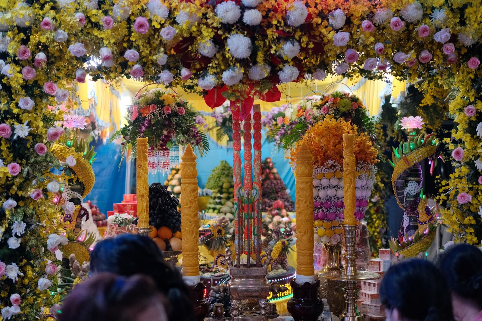 tay ninh khoac ao ruc ro truoc dem hoi yen dieu tri cung - 8