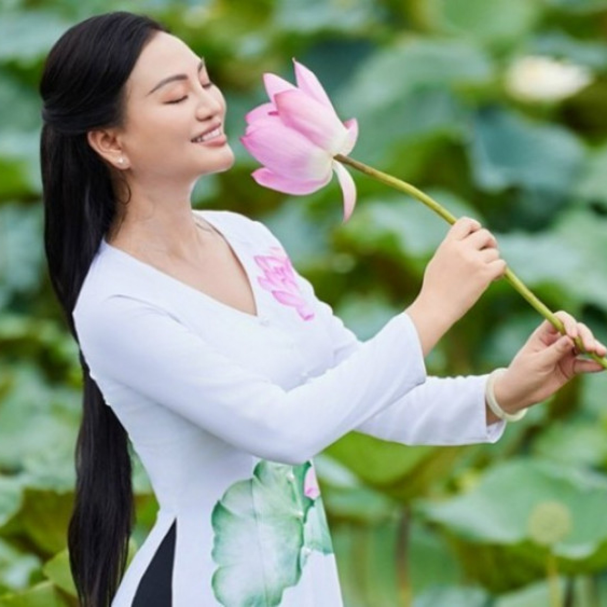  - CEO Trần Huyền Nhung đẹp dịu dàng bên hoa sen tại Vườn Vua Resort & Villas
