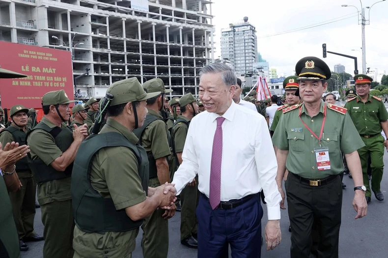 Chủ tịch nước Tô Lâm dự Lễ ra mắt Lực lượng tham gia bảo vệ an ninh, trật tự ở cơ sở - 1