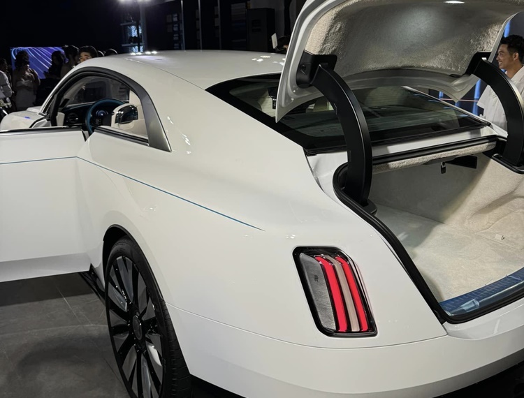 Cận cảnh chiếc Rolls-Royce Spectre đầu tiên tại Việt Nam