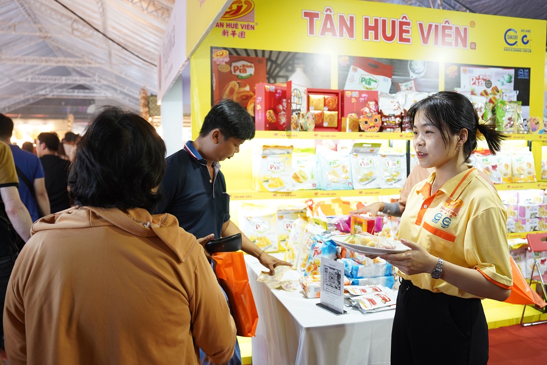 Khách Tây tấm tắc khen đồ ăn Việt tại Lễ hội ẩm thực gia đình - 1