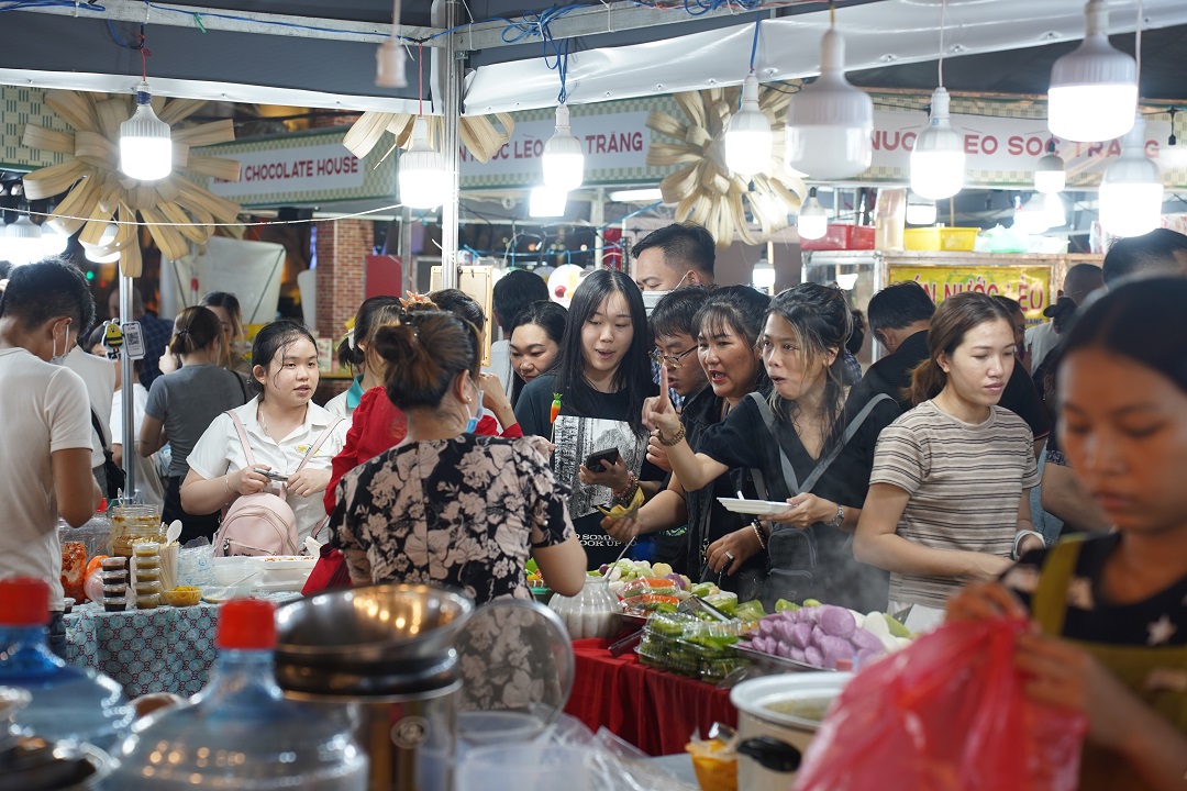 Khách Tây tấm tắc khen đồ ăn Việt tại Lễ hội ẩm thực gia đình - 15