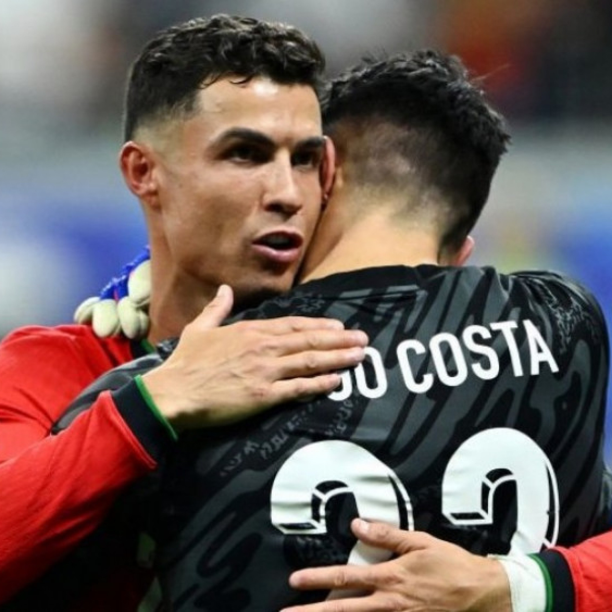  - Ronaldo bật khóc vì đá hỏng phạt đền, ôm chầm cảm ơn "người nhện" Bồ Đào Nha