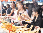Khách Tây tấm tắc khen đồ ăn Việt tại Lễ hội ẩm thực gia đình