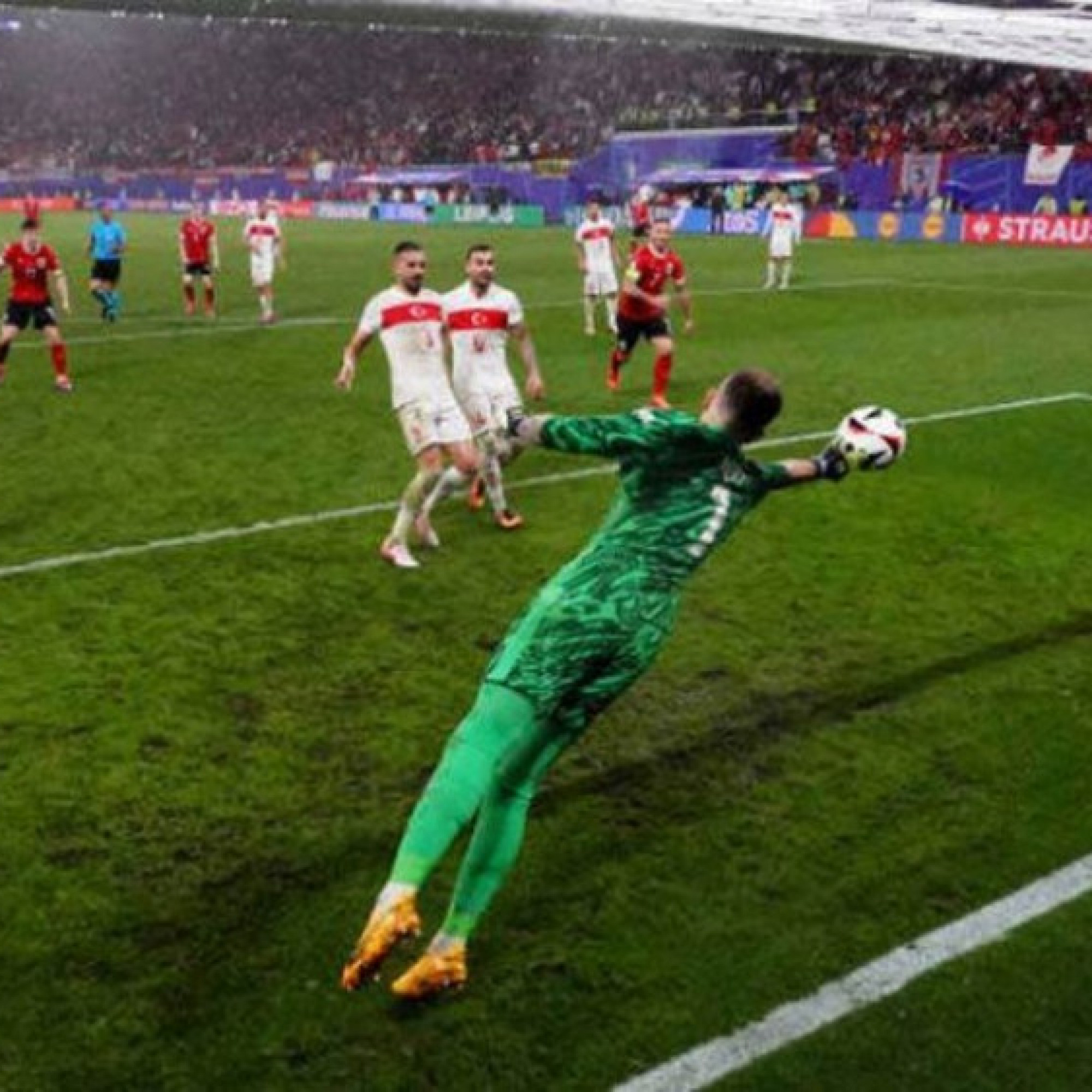  - Thổ Nhĩ Kỳ thắng nghẹt thở Áo: HLV Rangnick gọi pha cứu thua phút 90+5 hay nhất mọi thời đại