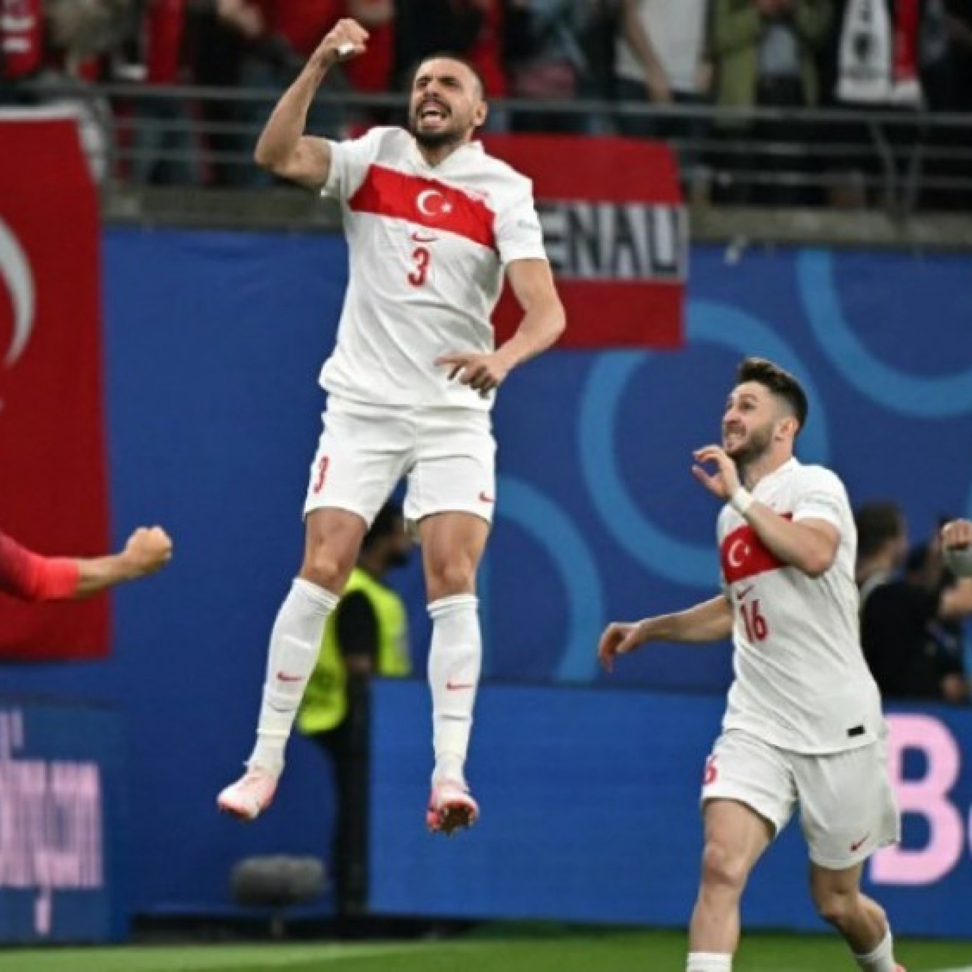  - Thổ Nhĩ Kỳ thắng sốc vào tứ kết: EURO "loạn vì ngựa ô”, ông lớn giật mình (Clip tin nóng Bóng đá 24H)