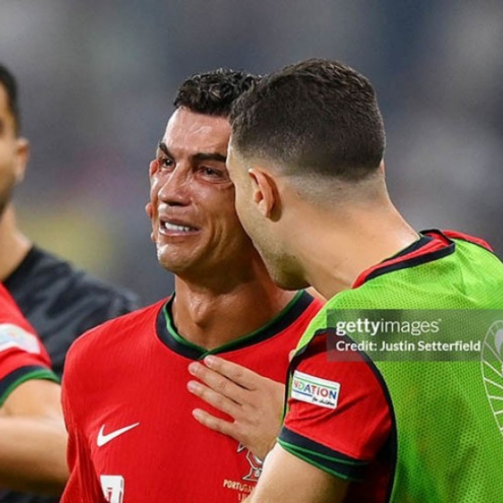 - Xúc động lý do Ronaldo bật khóc nức nở, không tiếc quả penalty trượt ở EURO