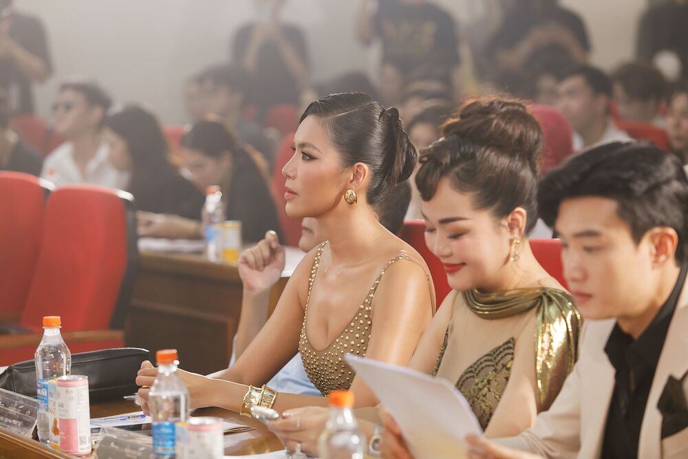 Minh Tú diện đầm gợi cảm, làm giám khảo “khó tính” của Miss Grand Việt Nam 2024 - 3