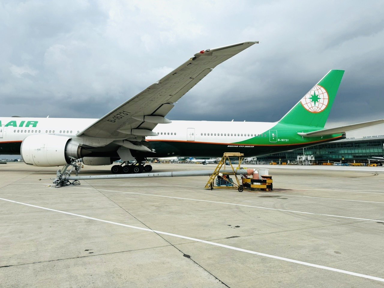 Máy bay móp cánh vì “đi nhầm” bến đậu, đâm gãy cột đèn tại sân bay Tân Sơn Nhất - 1