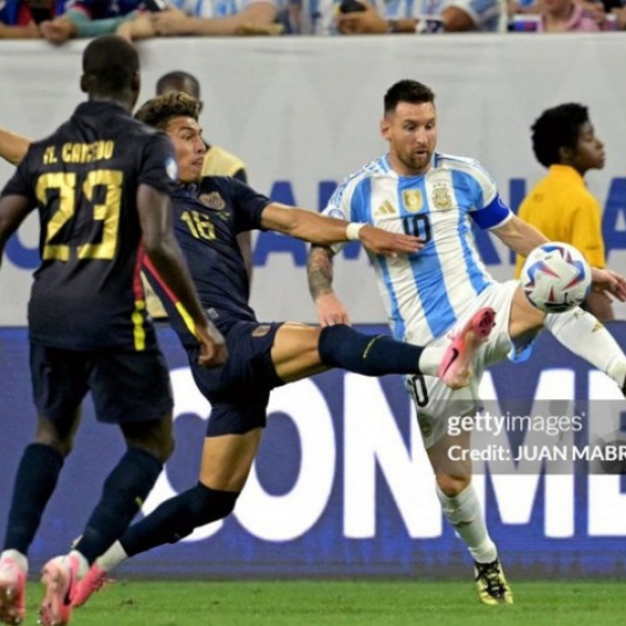 - Video bóng đá Argentina - Ecuador: Cú sốc Messi, luân lưu nghẹt thở (Copa America)