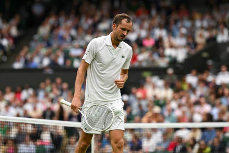 Wimbledon ngày 5: Raducanu tiếp tục thăng hoa, Dimitrov đả bại Monfils - 1