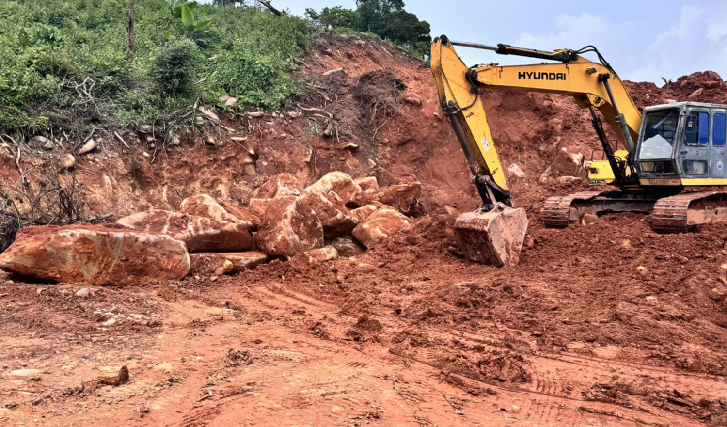 Nhiều tài xế “toát mồ hôi” khi ôm cua đèo Đại Ninh lên Đà Lạt - 2