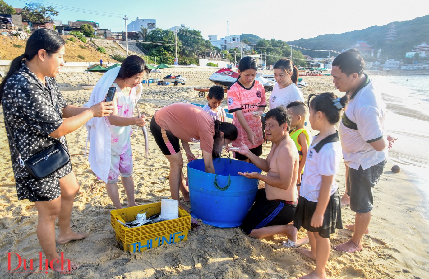 vay luoi bat ca don binh minh ruc ro o lang chai nhon ly - 10