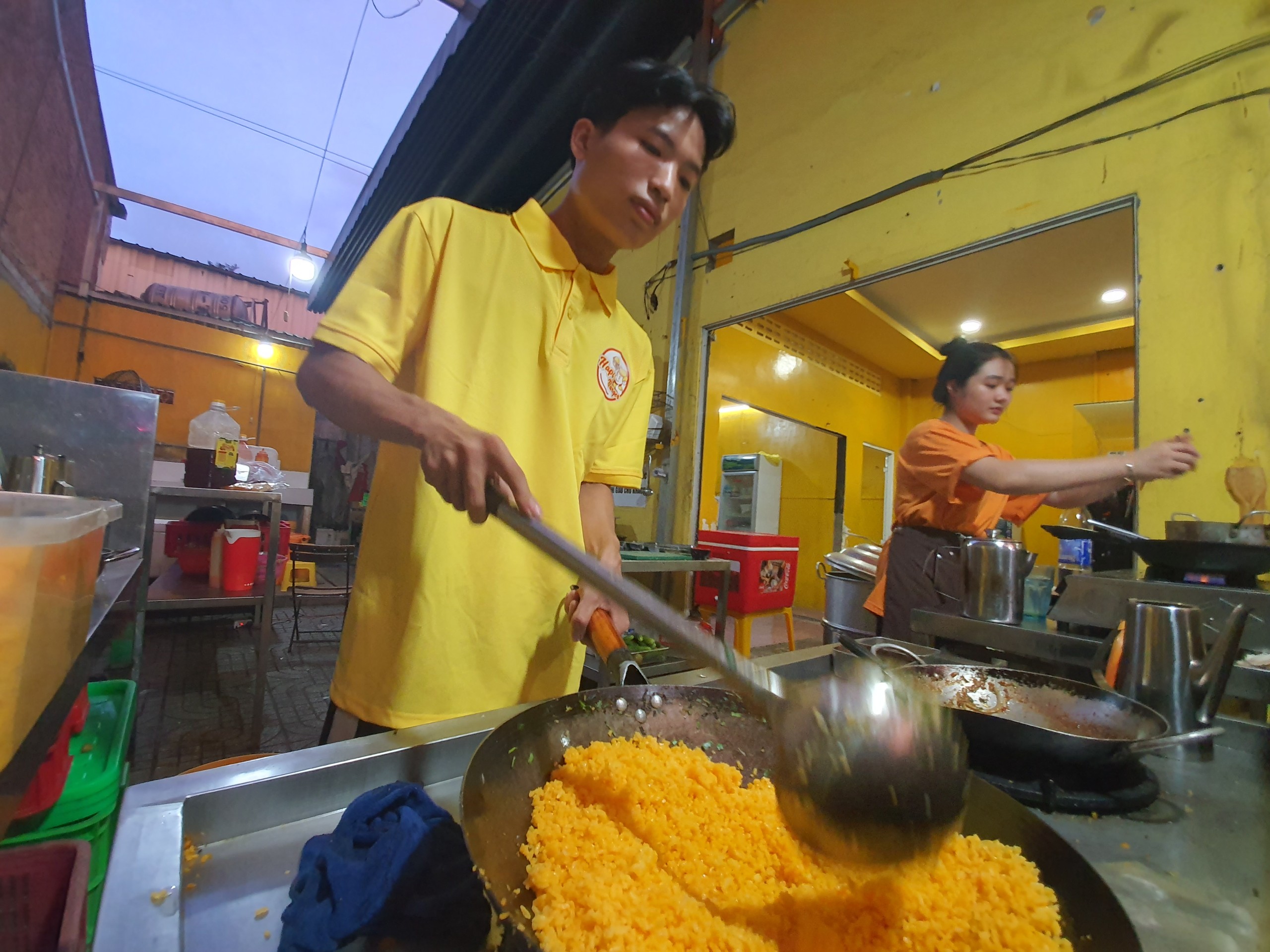 Quán cơm treo ‘no bụng ấm lòng’, lan tỏa yêu thương giữa TP.HCM vội vã - 4