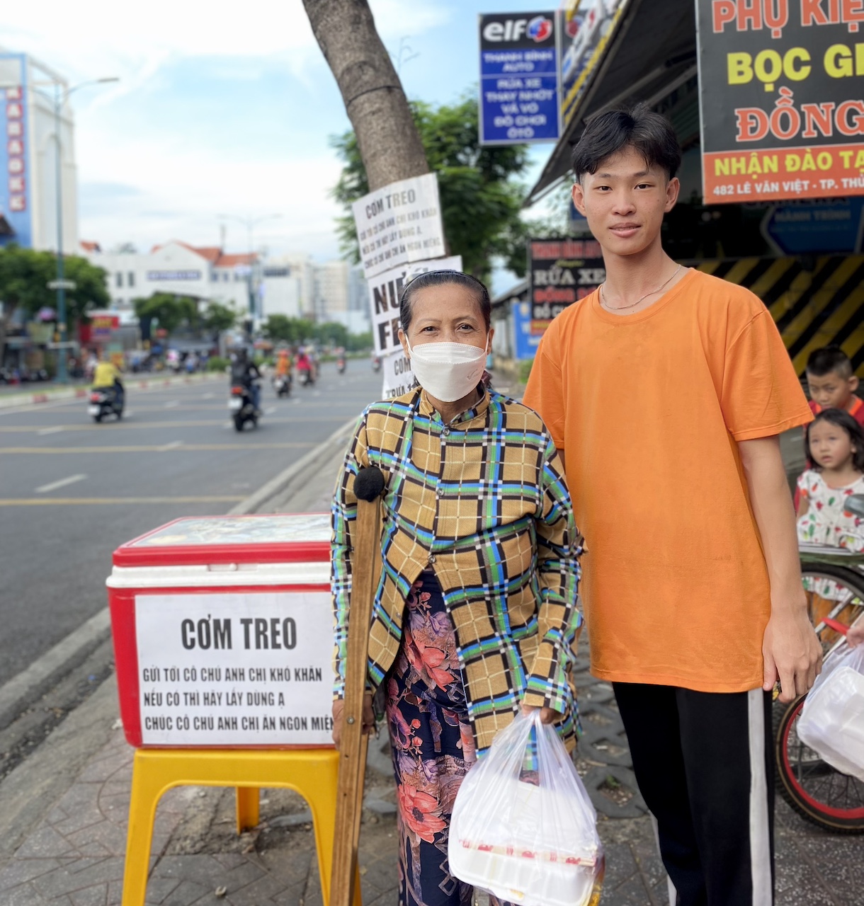 Quán cơm treo ‘no bụng ấm lòng’, lan tỏa yêu thương giữa TP.HCM vội vã - 7