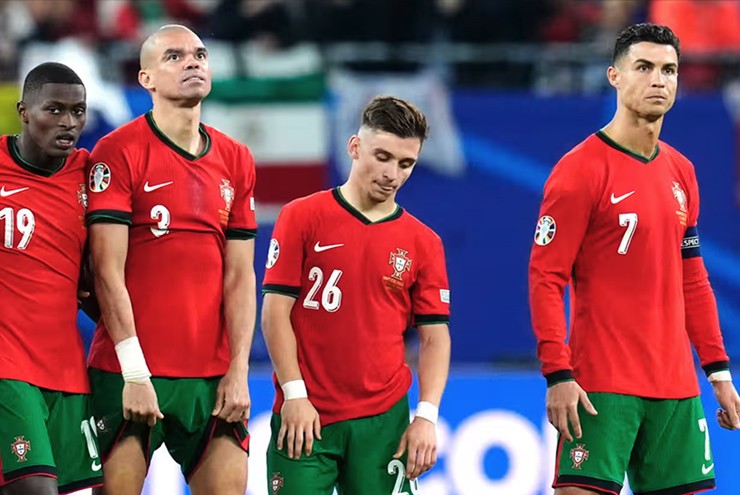 Mourinho chỉ ra đội gây sốc nhất EURO, thất vọng với Bồ Đào Nha - 2