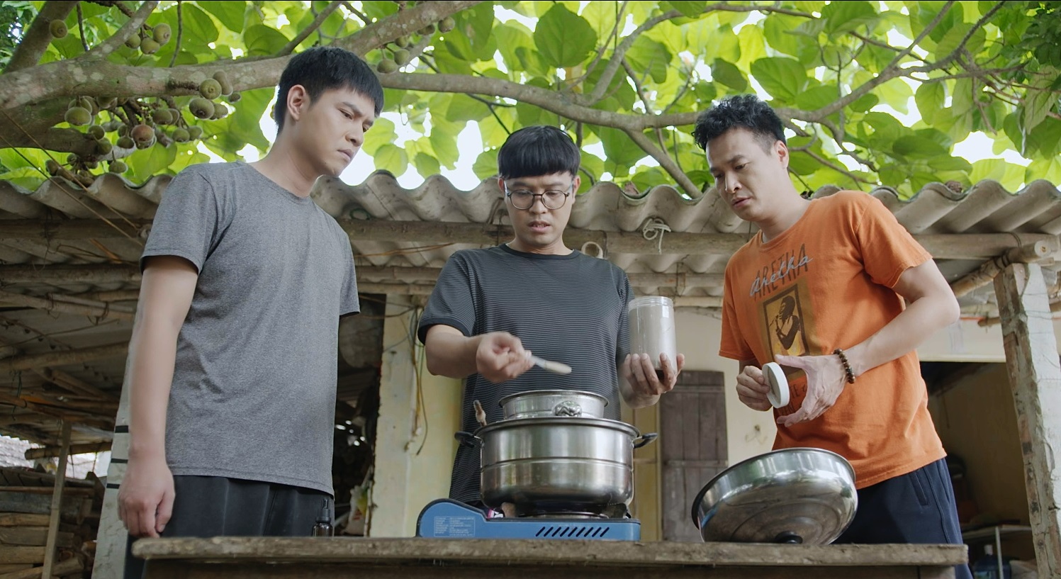 Tô Dũng hóa "báo thủ" khiến gia đình bất an, bạn bè cùng bị vạ lây - 1