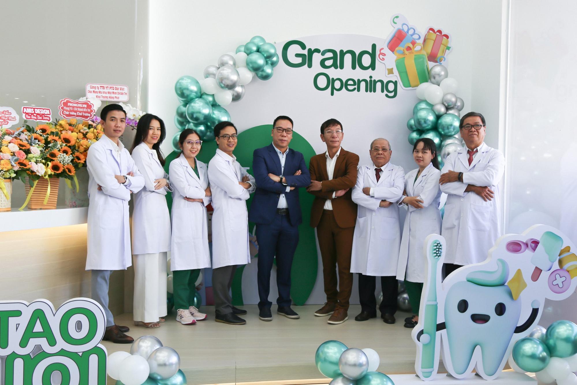 Khách hàng hào hứng tham quan Nha khoa Nhật Minh - Trung tâm Nha khoa lớn nhất tỉnh Bến Tre - 5