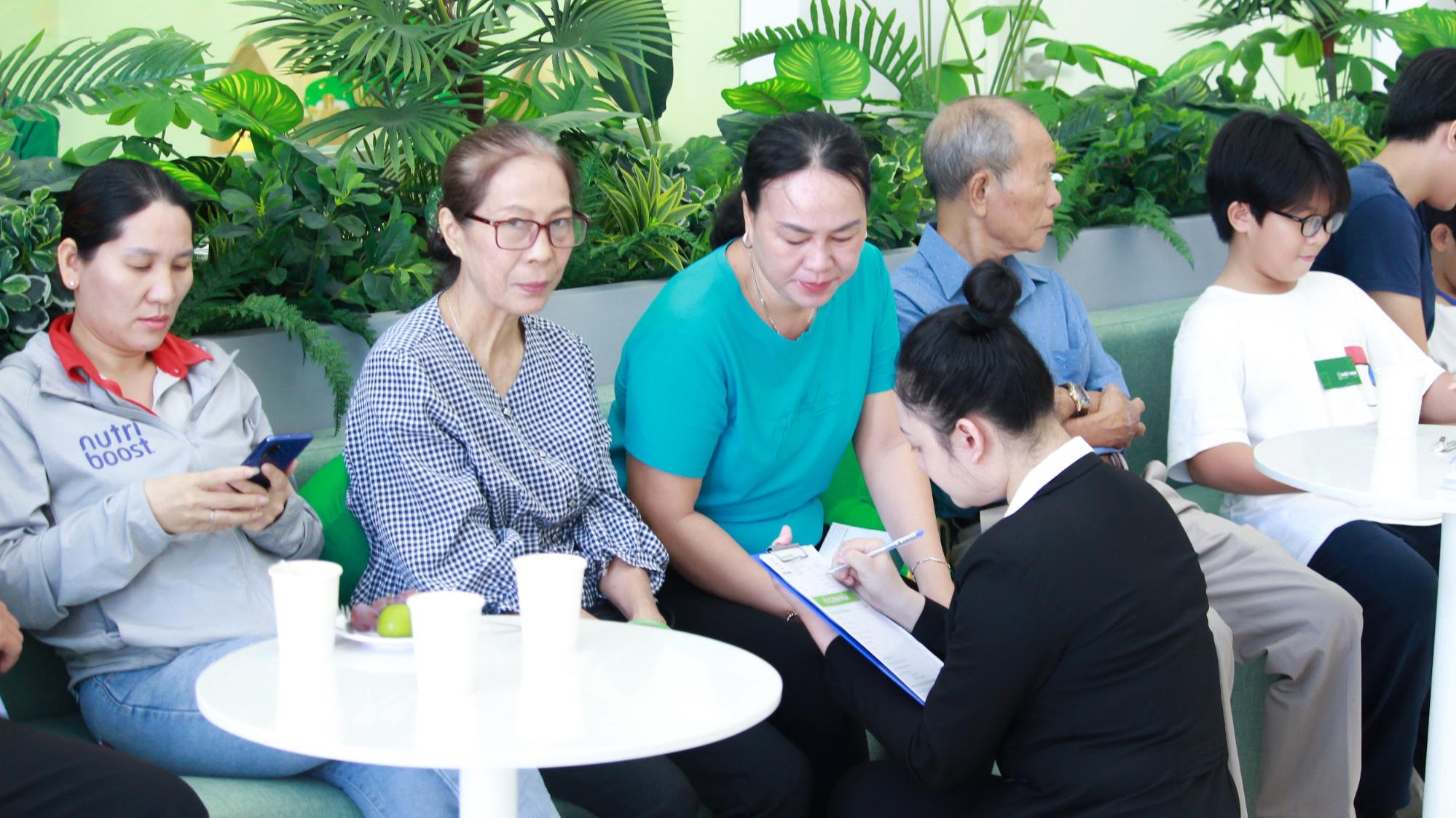 Khách hàng hào hứng tham quan Nha khoa Nhật Minh - Trung tâm Nha khoa lớn nhất tỉnh Bến Tre - 4