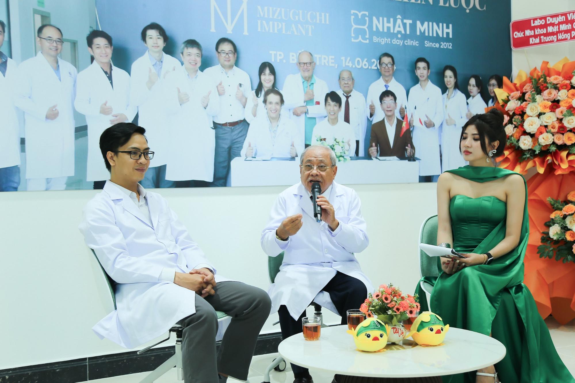 Khách hàng hào hứng tham quan Nha khoa Nhật Minh - Trung tâm Nha khoa lớn nhất tỉnh Bến Tre - 3