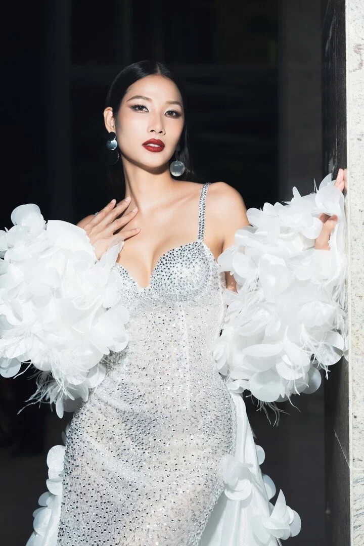 Chủ tịch Miss Universe Vietnam 2024 lên tiếng chuyện Hoàng Thuỳ mất ghế giám khảo, nói rõ thái độ của Hương Giang