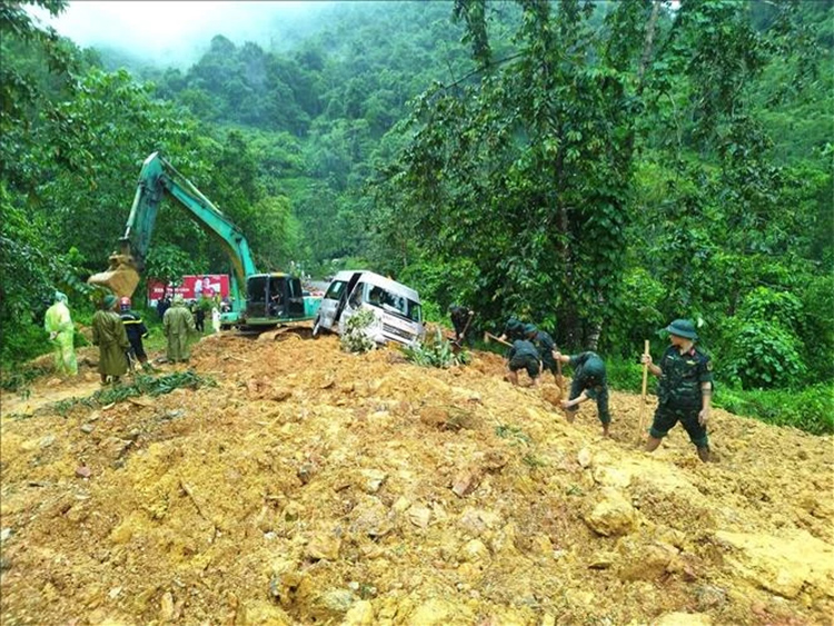 Sáng nay, du khách từ Hà Giang đi Cao Bằng bị sạt lở đất vùi lấp, ít nhất 10 người chết - 1