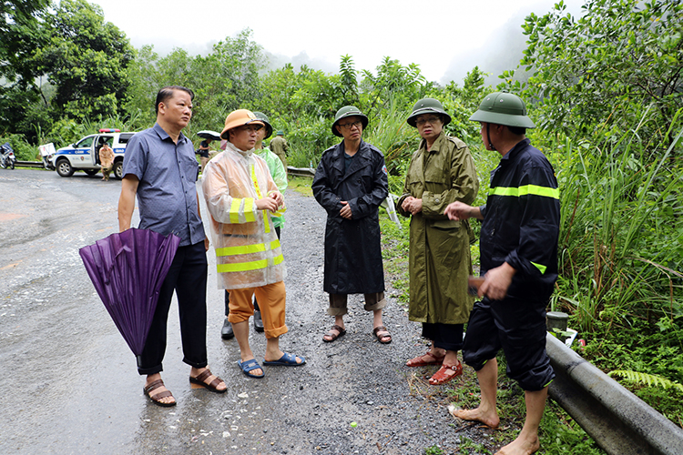 Sáng nay, du khách từ Hà Giang đi Cao Bằng bị sạt lở đất vùi lấp, ít nhất 10 người chết - 2